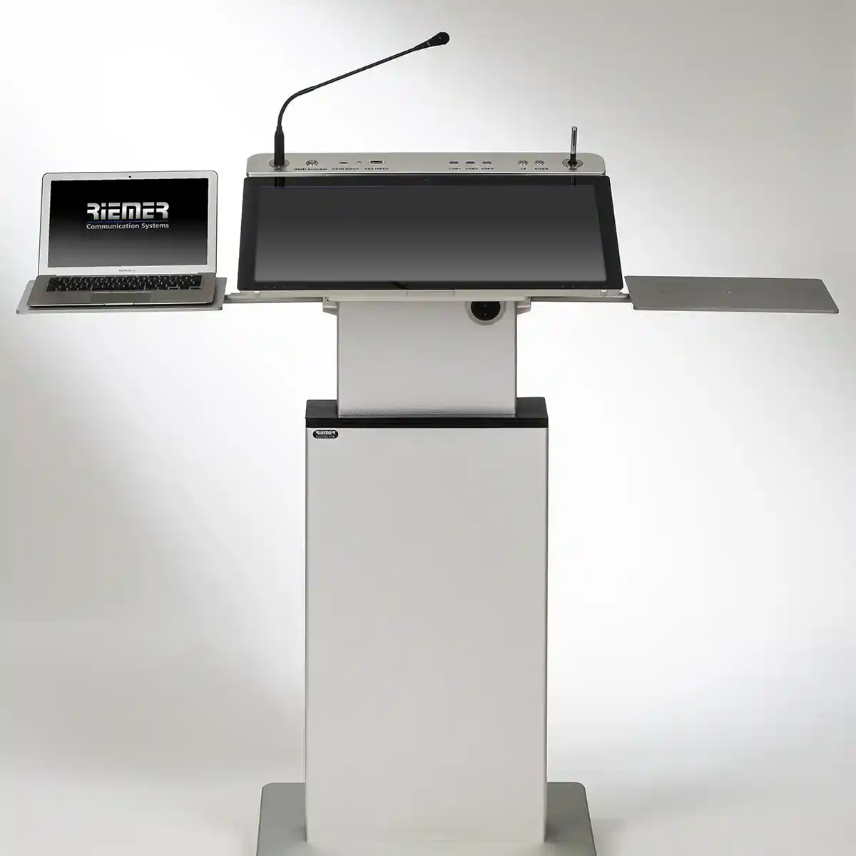 Studioaufnahmen von Multimedia Moderationspulten und Multimedia Workstations