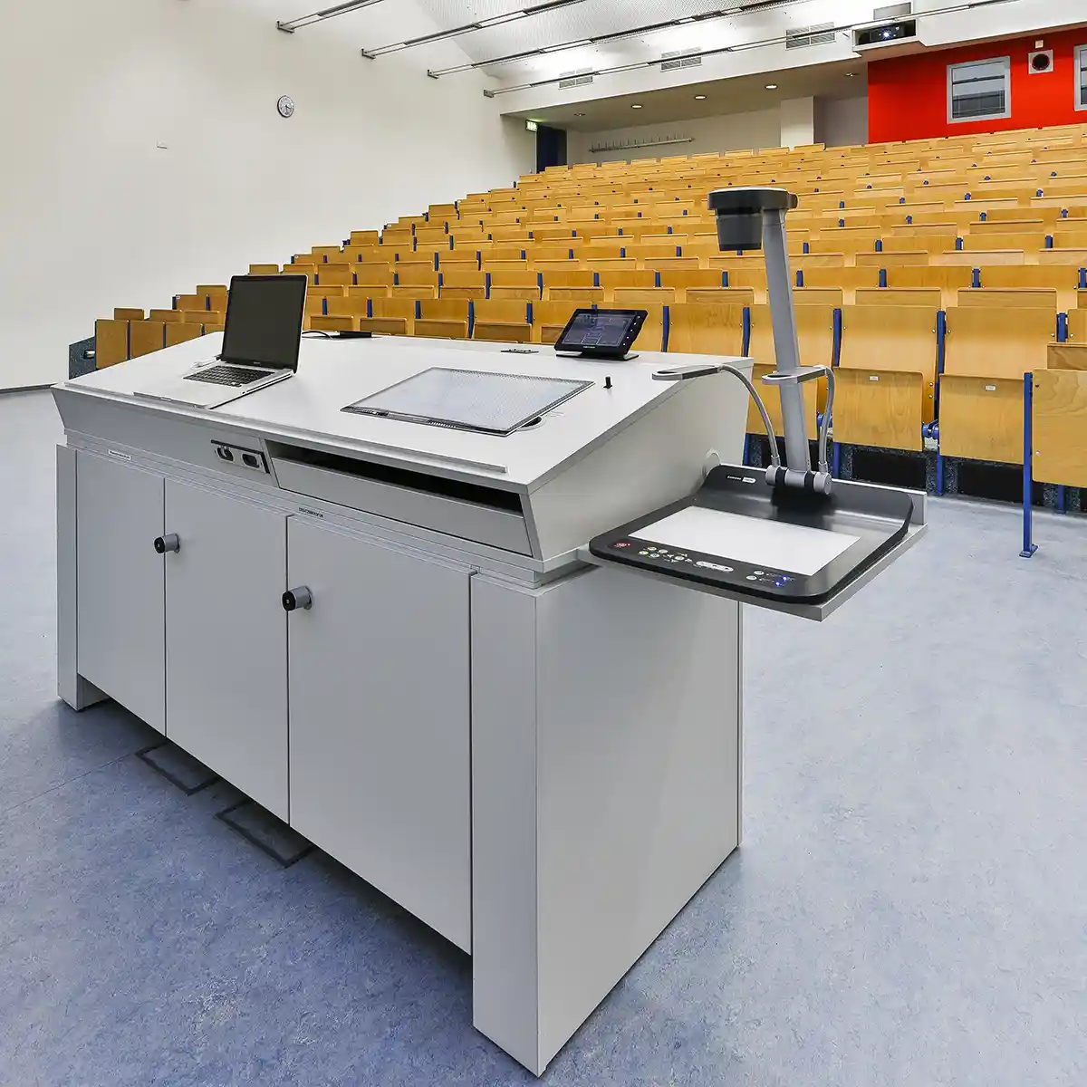 Fotoproduktion der technischen Ausstattung eines Hörsaales